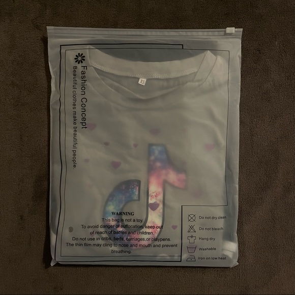 Women’s TIK Tok Crop Top T-Shirt with Shorts 2pcs Set - Picture 2 of 3